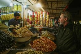 Image du Maroc Professionnelle de  À l’entrée du souk Semmarine de Marrakech, on découvre les marchands d'olives et de produits confits, le 1er Mars 2004. (Photo / Abdeljalil Bounhar)